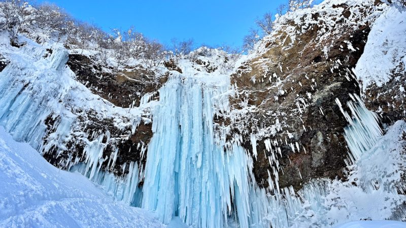 映画のような氷と雪の世界へ！蔵王氷瀑スノートレッキングツアー -天童温泉から往復送迎＆当日の映像データ付き-