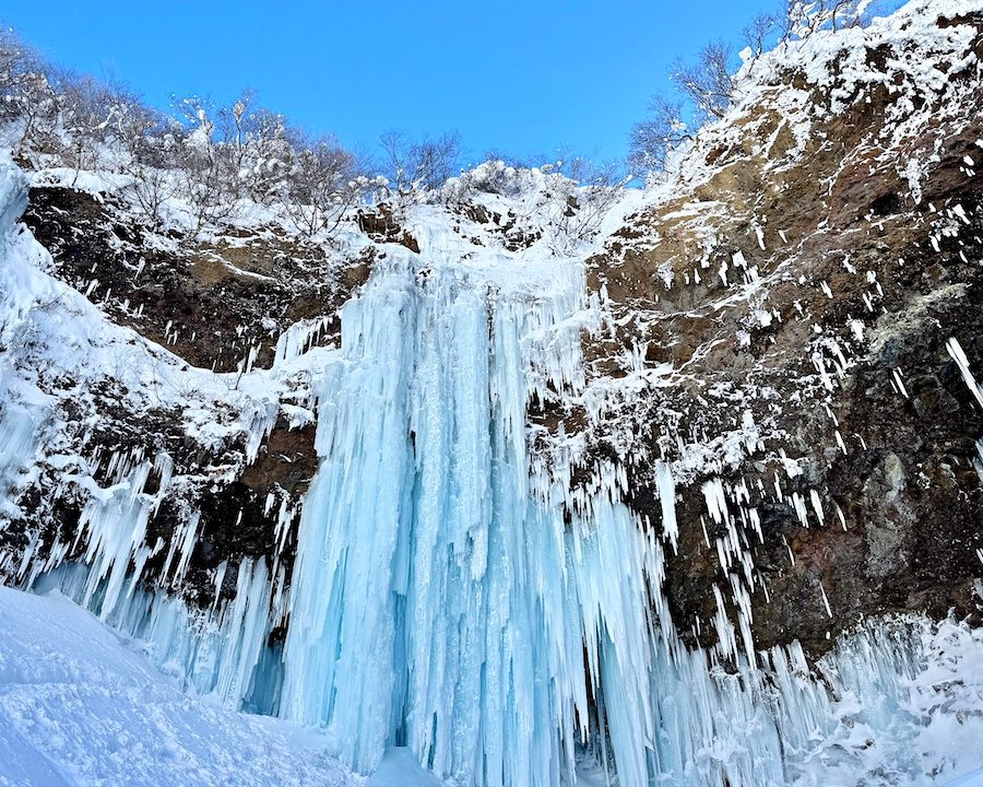 映画のような氷と雪の世界へ！蔵王氷瀑スノートレッキングツアー -天童温泉から往復送迎＆当日の映像データ付き-