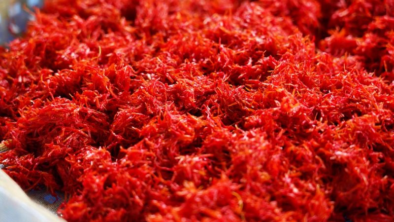 この時期だけの生の体験。日本人が恋焦がれた「紅色」の原料「紅花」をめぐる3日間